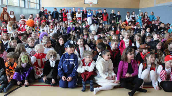 Zu sehen sind die Kinder der Schule mit ihren Kostümen.