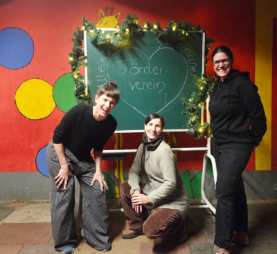 Zwei Kinder spielen mit Material, welches der Förderverein gekauft hat.